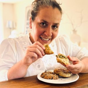 Juliette qui casse un cookie trois cookies posés sur une assiette