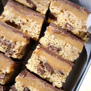 Cookie Millionnaire, caramel et chocolat au lait Morceaux de cookie millionnaire empilés dans une boîte en métal