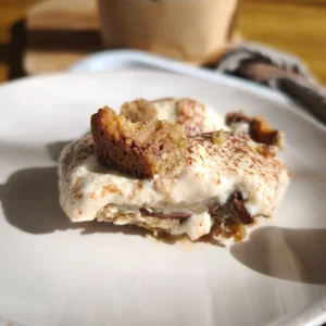 Tiramisu cookie classico part de tiramisu cookie classico sur une assiette