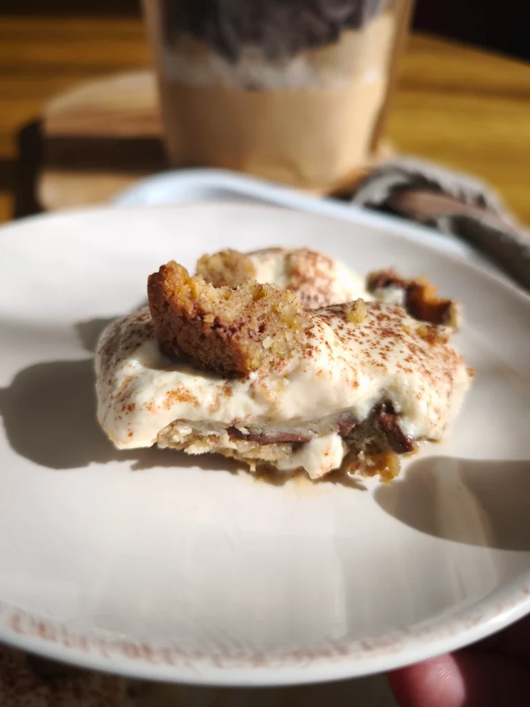 Tiramisu cookie classico part de tiramisu cookie classico sur une assiette
