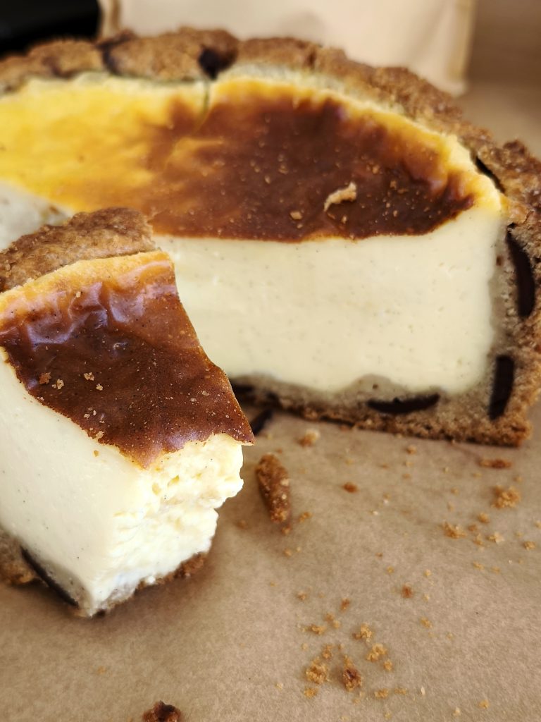 Découpe du flanki à la part, mi-flan mi-cookie